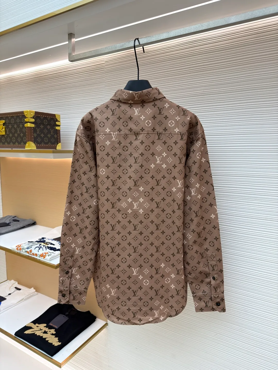 LOUIS VUITTON gradient printed lapel long-sleeved shirt ●Item number: 1681201-A85 ●Material: cotton fabric ●Technology: printing production ●Color: brown ●Version: fitted version ●Weight: about 435 grams ●Size: S-M-L-XL ●Description: Customized YB twill cotton material, high-end texture, comfortable to wear, lapel shirt style, placket can be used as a jacket, the whole body is covered with four-leaf clover elements and letter patterns, full of old money feeling. The straight shoulder line and decent tailoring highlight the tall and neat figure, and the arc hem modifies the waist and shoulders, making it fashionable and fashionable. The overall wiring is straight and delicate, the fabric is comfortable and soft, and the color is consistent without color difference. It can be matched with the same style to create a fashionable look and control various occasions. Customized accessories, complete with three standards, same style for men and women!